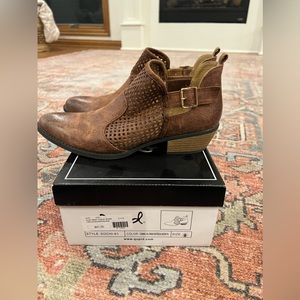 Womens Qupid brown booties